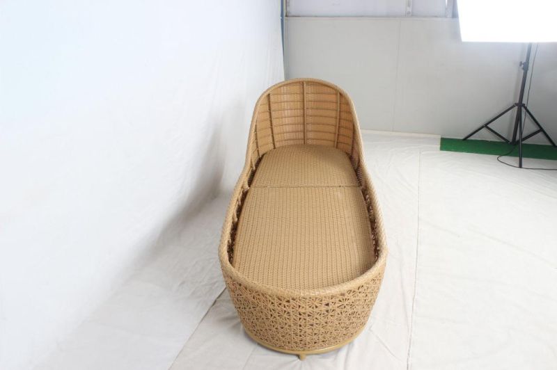 Outdoor Aluminium Swimming Pool Chaise Lounge Furniture with Cushion