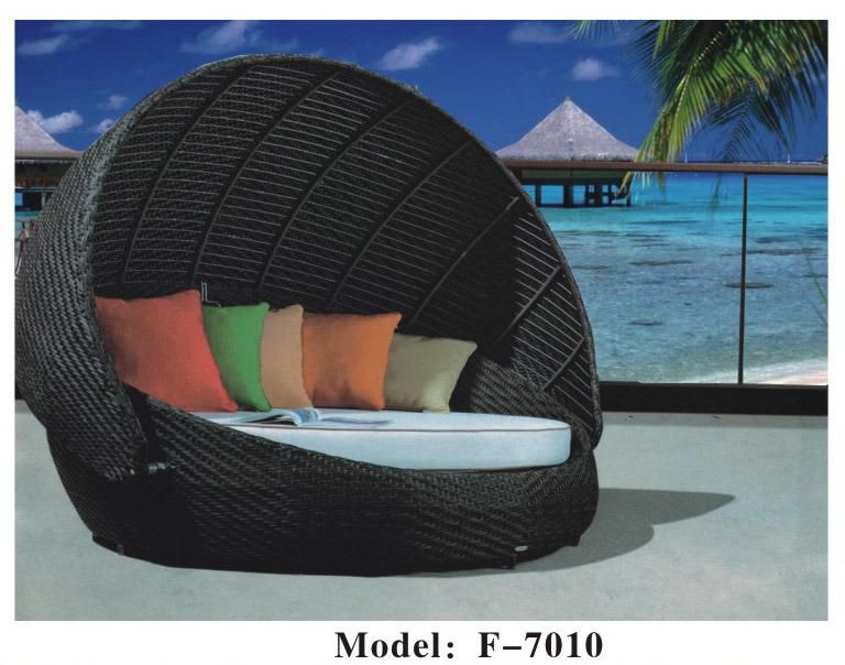 Factory Outlets Latest Designs Wicker Daybed Outdoor Sun Bed Unique Rattan Day Bed Together with 2 Tables