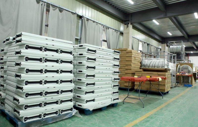 Plastic Folding Table in Beerset Banc