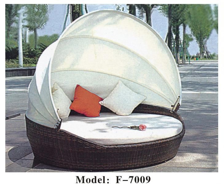 Factory Outlets Latest Designs Wicker Daybed Outdoor Sun Bed Unique Rattan Day Bed Together with 2 Tables