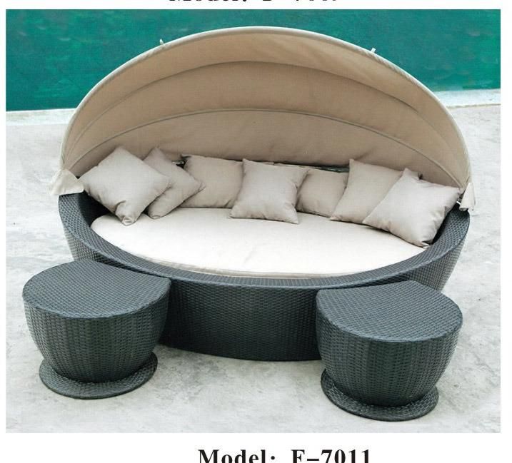 Factory Outlets Latest Designs Wicker Daybed Outdoor Sun Bed Unique Rattan Day Bed Together with 2 Tables