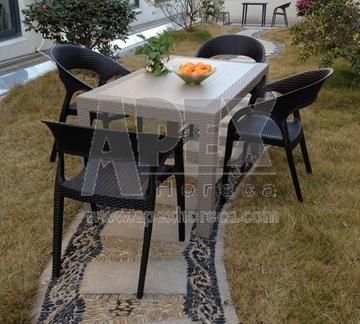 Plastic Outdoor Dining Set in Wicker and Rattan Look