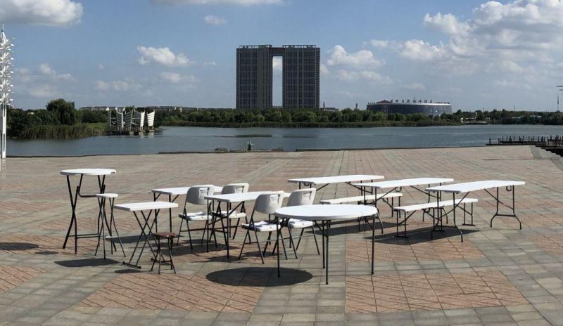 Plastic Folding Table in Beerset Banc