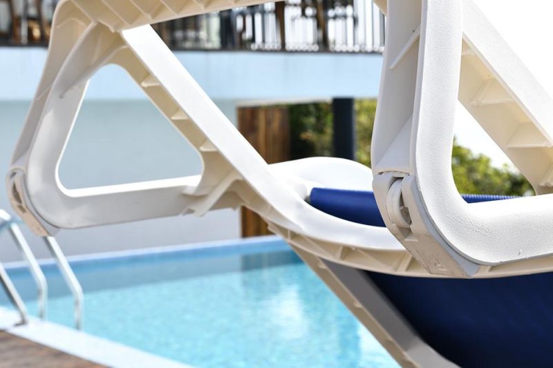 Hot Sale Swimming Pool Beach Chair Plastic Sun Lounger with Handrail (ES1812257)