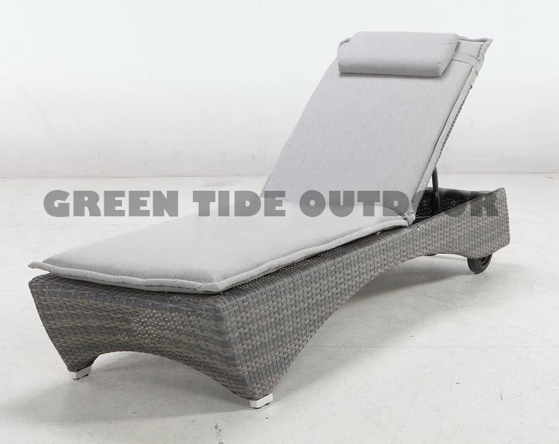 Outdoor Garden Furniture Rattan Chaise Sun Lounger with Wheel