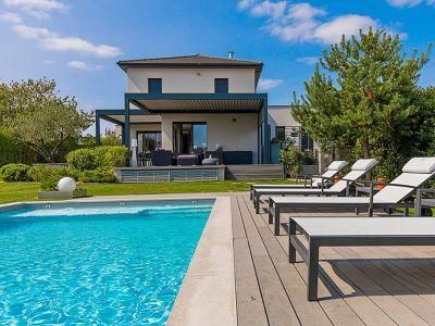 Ventilation Aluminum Gazebo for Villa Swimming Pool with Roller Blinds